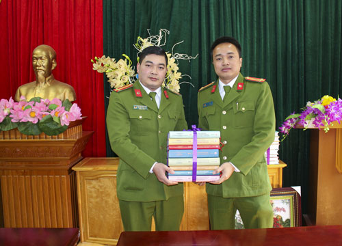 Lãnh đạo Trung tâm NCTPH&ĐTTP tặng sách cho Công an huyện Mộc Châu, Sơn La
